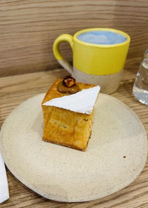 Spirulina-Cinnamon-Latte & „Cronut-Praline-Kube"  at Holy Llama - Sintagma in Athens