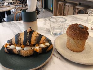 Zu Halloween gab es ein großes Angebot passend zum Event. Sehr leckere herzhafte und süße Gebäckstücke! at Holy Llama - Sintagma in Athens