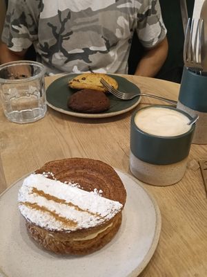 Bougatsa e cookies at Holy Llama - Sintagma in Athens