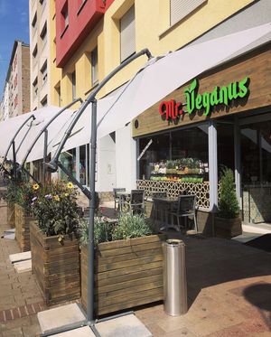 Außenbereich mit Sitzmöglichkeiten   at Mr. Veganus in Ludwigshafen