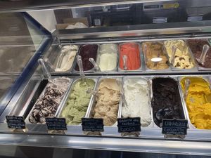 Stracciatella, hazelnut (nocciola), and pistacchio are all clearly labeled as vegan on the left. Granites are as well    at Amore Di Gelati in Salo