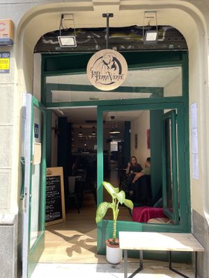 Entrance  at La Perra Verde in Barcelona