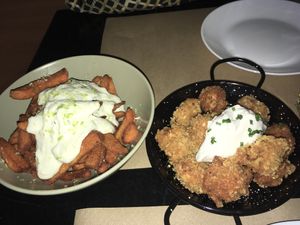 Patatas boniato y palomitas coliflor  at La Perra Verde in Barcelona