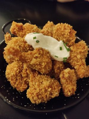 Alitas de coliflor y ajonesa at La Perra Verde in Barcelona