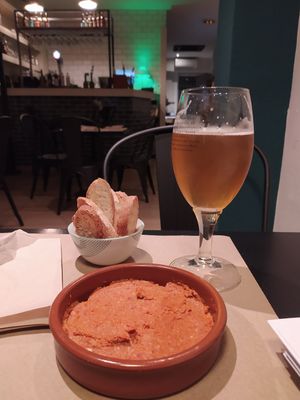 Sobrasada y Punk IPA at La Perra Verde in Barcelona