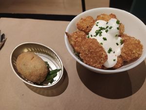 Una croqueta y palomitas de coliflor at La Perra Verde in Barcelona