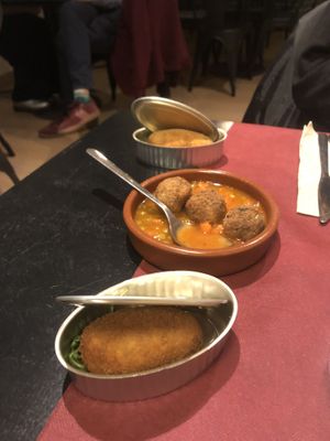 Croquetas, albondigas   at La Perra Verde in Barcelona