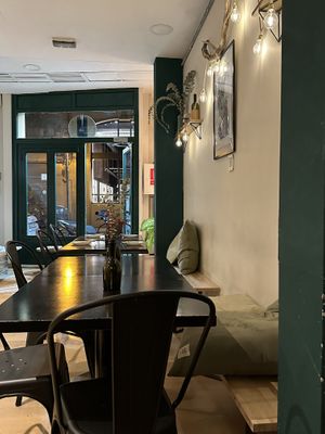 Inviting and comfortable ambiance (there are more tables to the left and behind - I did not want to take pictures of other guests)   at La Perra Verde in Barcelona