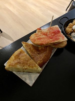 Tortilla and tomato toast  at La Perra Verde in Barcelona