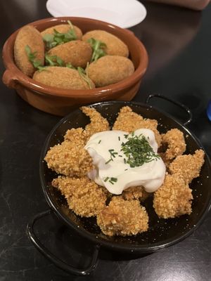 Croquetas & palomitas de coliflor con alioli   at La Perra Verde in Barcelona