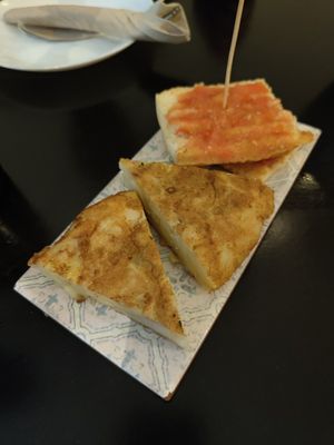 Pincho de tortilla at La Perra Verde in Barcelona