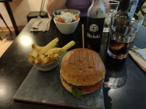 Hamburguesa con patatas at La Perra Verde in Barcelona