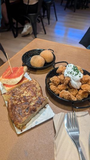 Truffle omelette, croquettes, cauliflower popcorn at La Perra Verde in Barcelona