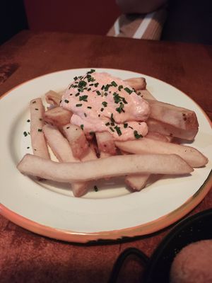 Patatas con salsa kimchi at La Perra Verde in Barcelona