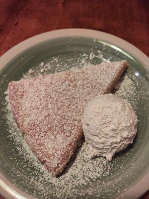 Tarta de santiago con nata at La Perra Verde in Barcelona