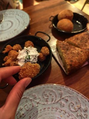 The crispy cauliflower - super delicious/ tortilla and croquettes at La Perra Verde in Barcelona