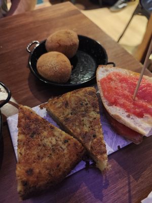 Tortilla y croquetas at La Perra Verde in Barcelona