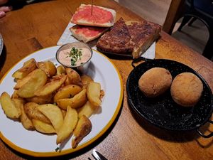 Patatas kimchi, tortilla trufada y croquetas at La Perra Verde in Barcelona