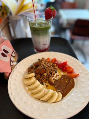 granola bowl at PENTAGON in Lisbon