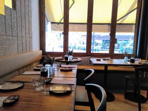 Seating space at Bloom Sushi in Paris