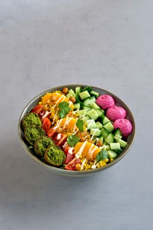 Aladdin 
Orangen-Couscous I Grünzeug I Gurke I Tomate I Pink-Hummus I Falafel I Limetten Aioli at Lacanto in Freising