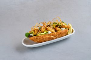 Fischers Fritz
Sauerteig Bun I Backfisch I Remoulade I Gurkel I Röstzwiebeln at Lacanto in Freising