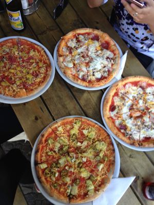 vegan and non-vegan pizze at Zeus Pizza in Berlin