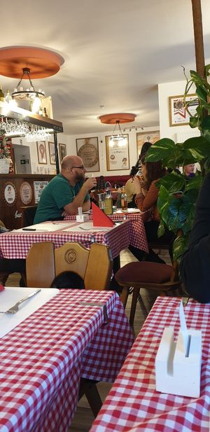 Schöne Atmosphäre drinnen at Zeus Pizza in Berlin