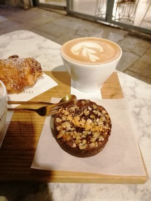Vegan brownie and latte #Veganuary at Espresso Mafia  in Girona