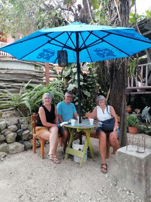 Enjoy a Guatemalan coffee at La Puerta, surrounded by a natural and open atmosphere that will make you feel right at home at La Puerta Café Vivero in El Remate
