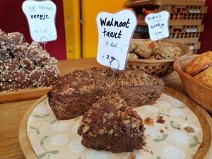 Links: vijg-walnoot reepje, midden: walnoot taart, rechts: kokoskoekje at BroodNodig in Groningen