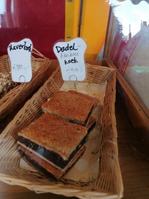 Haverkoek en dadel-abrikoos koek at BroodNodig in Groningen