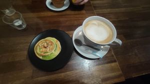 Süßes Teilchen mit Pistazie und ein großer Cappuccino at Café And The Bakery in Gothenburg