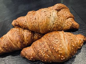 Cornetto all'ortica con farcitura di mirtillo rosso e ginepro at Profumo di Sole in Pescara