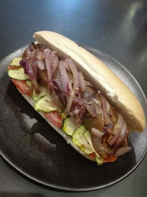 Hot dog vegan con vegmaionese autoprodotta, cipolla rossa, zucchine e pomodori at Profumo di Sole in Pescara