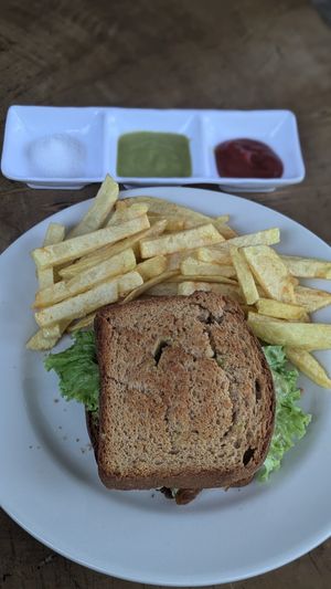 Sandwich with Potatoes at Vegan Life Restaurante in Guachaca