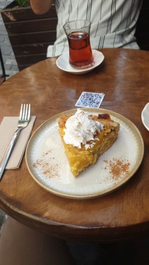 Peach crumble at Salve Kadıköy in Istanbul