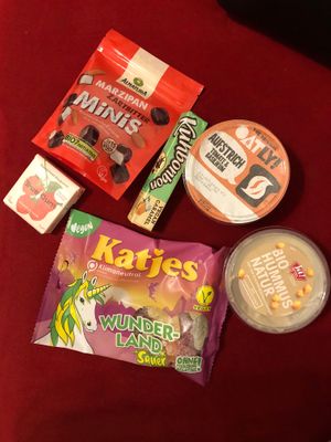 My purchase: Marzipan minis (2.49€), Caramels (1.69€), Oatly spread (2.69€), Raspberry gum (2.19€), Jelly candy (1.79€), Hummus (1.99€) at Billa Pflanzilla in Vienna