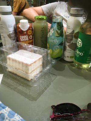Drinks and cake at Billa Pflanzilla in Vienna