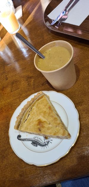 Quiche lorraine au Tofu et Soupe Potimarron / Chataigne at L'arche À L'eau in Reims