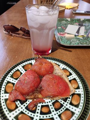 Tarte tartin with tomatoes and a strawberry mocktail at L'arche À L'eau in Reims