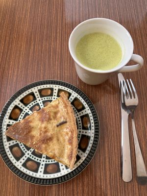 Quiche Lorraine (vegan!) and Green Latte   at L'arche À L'eau in Reims