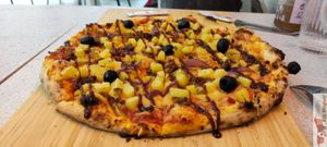 Pizza orientale at Vegetal Food Court in Paris