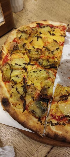 Pizza with potatoes, truffles, tomatoes and vegan mozzarella at Pizzano in Alba Iulia