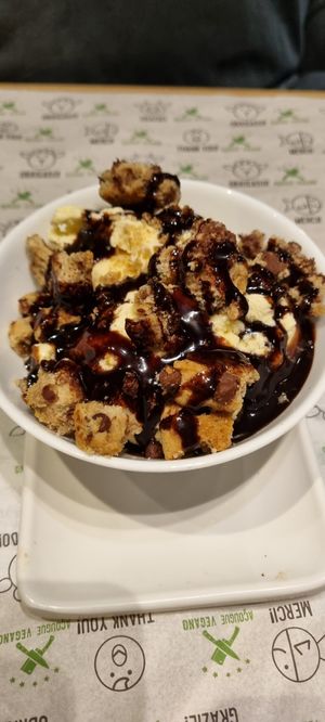 Vanilla sundae with vanilla and chocolate chips cookie at Açougue Vegano - Moema in Sao Paulo