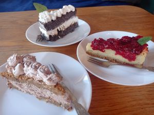 Vegan and glutenfree cakes: poppyseed cake with lemon and white choclat, cheesecake with rusberry, carrotcake with choclate cream at Menedék in Ispank