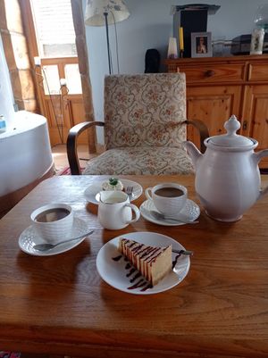 Cake and cai latte at Menedék in Ispank