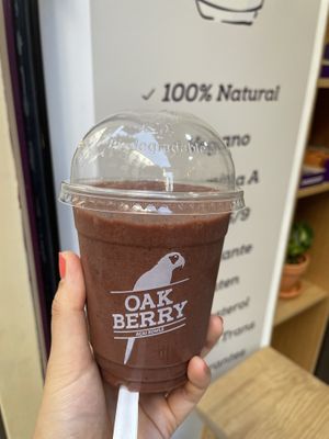 Tropical smoothie with acai mango and kiwi  at Oakberry in Madrid