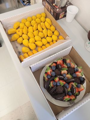 Mix de salgadinhos e brownie at Divinas Tetas in Curitiba