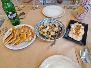 Garlic mushrooms, pita and hummus at San Allote in Rhodes